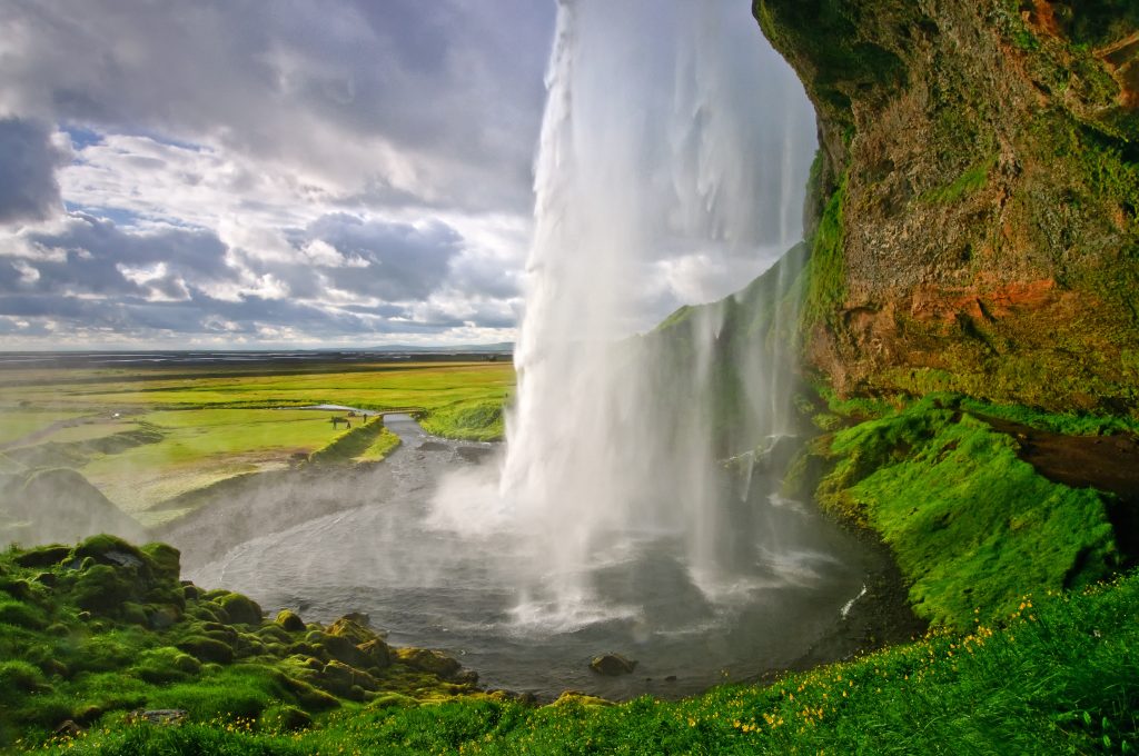 アイスランド　Seljalandsfoss - The Falls of Iceland　shutterstock_119901172